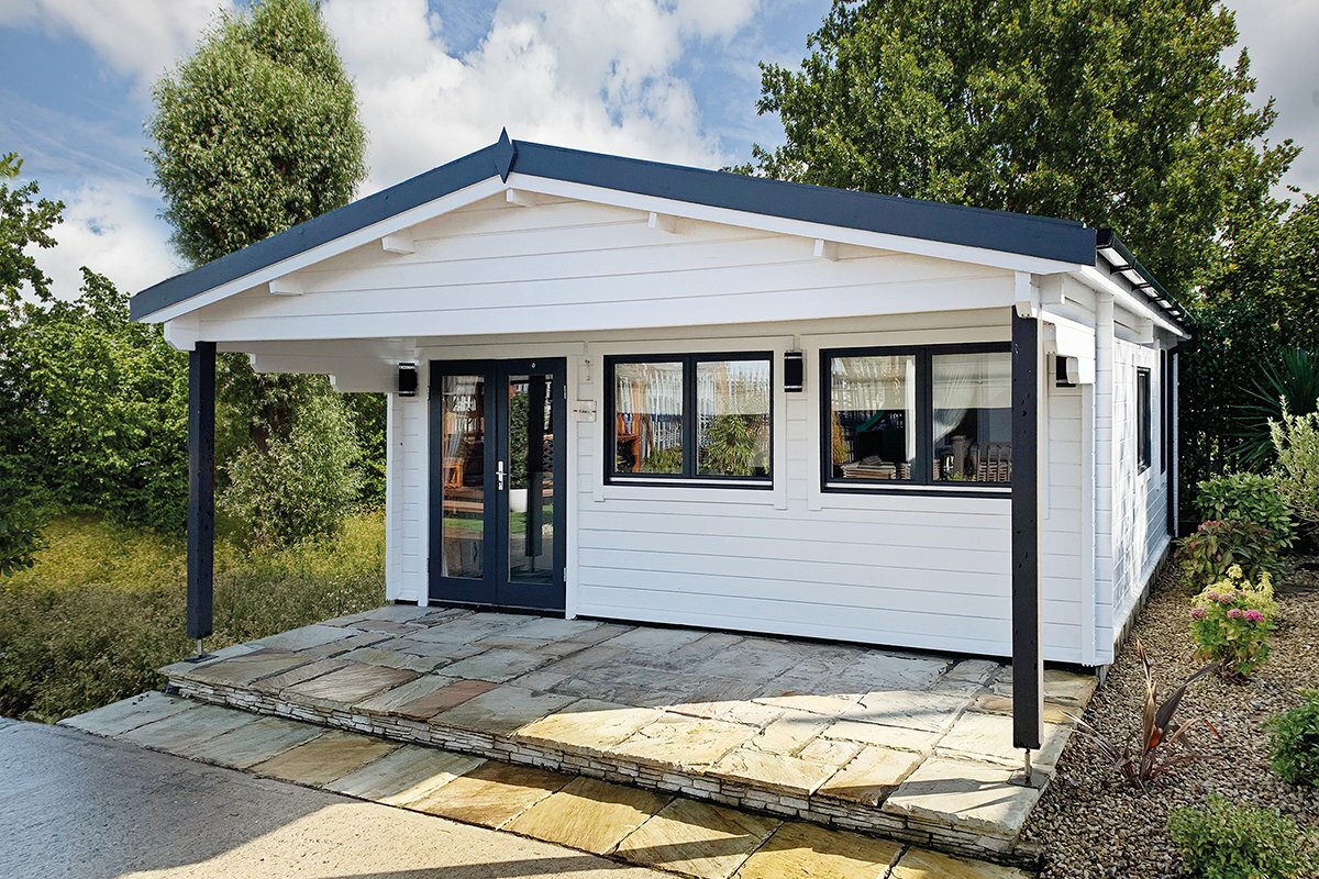 Blokhut Rune 595 x 795 x 277 cm met Luifel 200 cm Wanddikte 70 mm - Tuinhuis