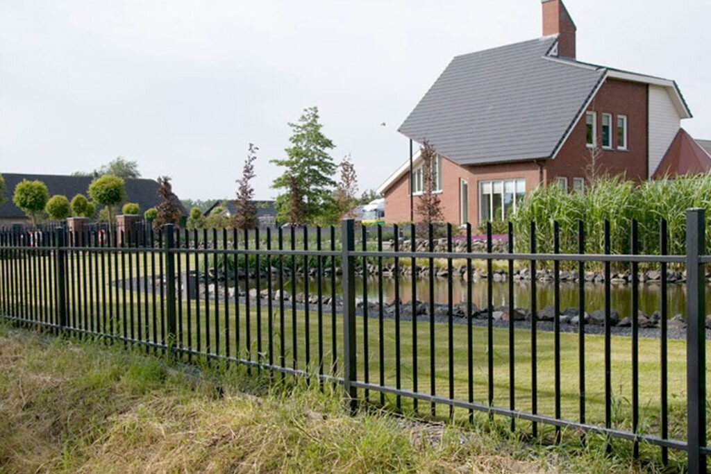 Spijlenpaneel vierkant doorgestoken RAL9005 (zwart)
