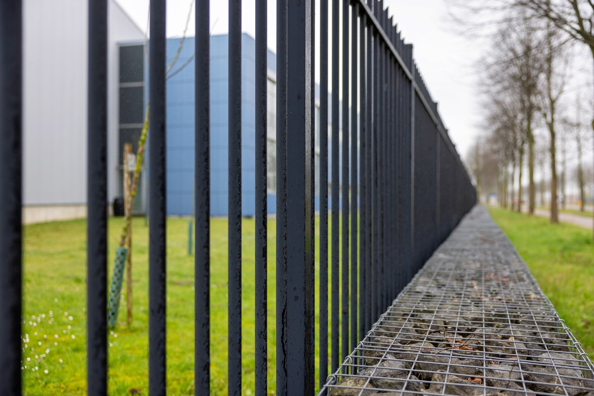 Spijlenpaneel vierkant doorgestoken RAL9005 (zwart)