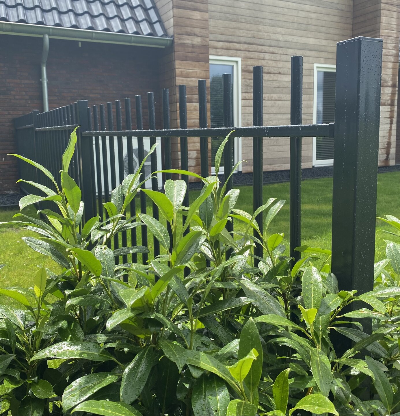 Spijlenpaneel rond doorgestoken RAL6009 (Dennengroen)