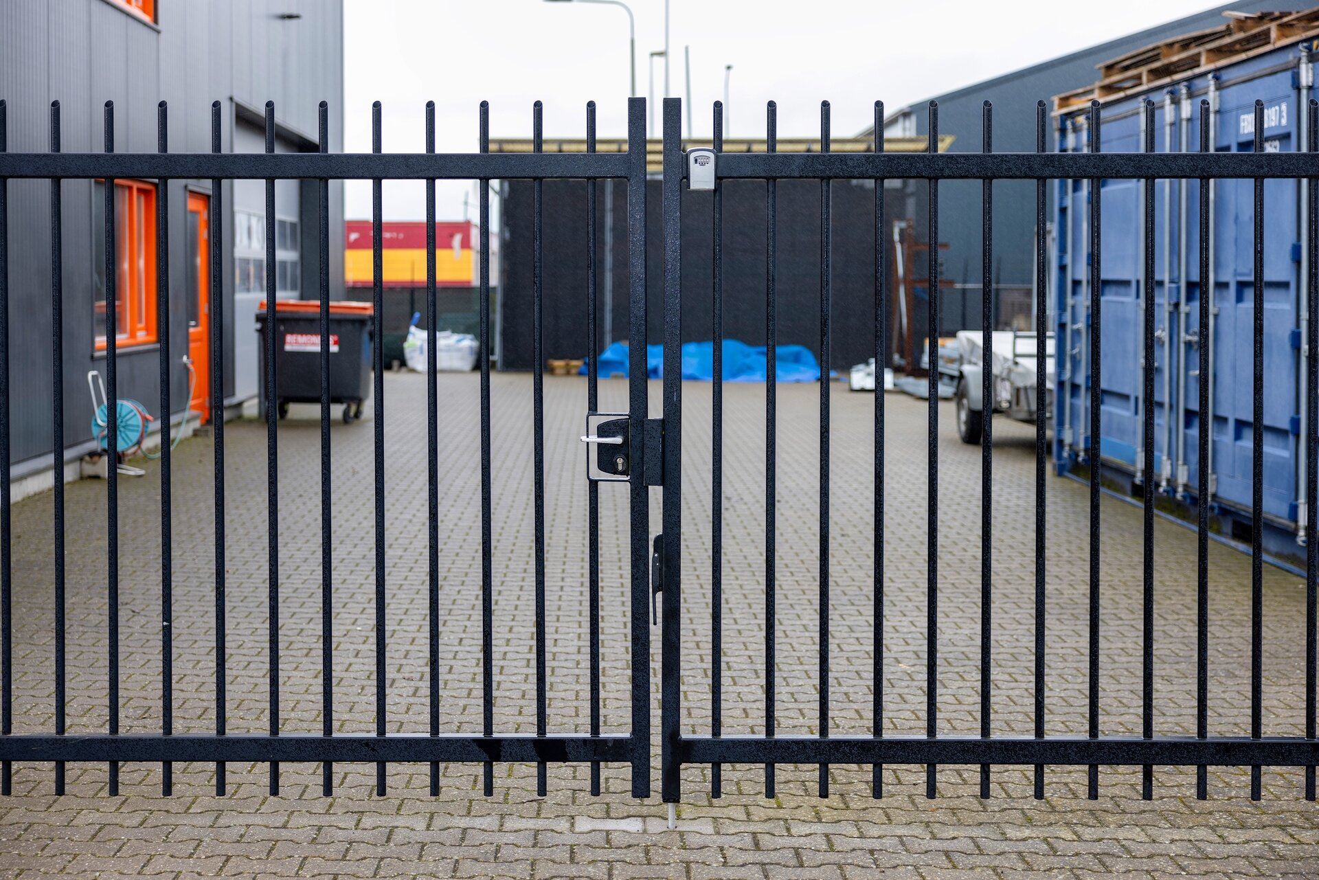 Spijlenpaneel dubbele poort rond doorgestoken RAL9005 (zwart)