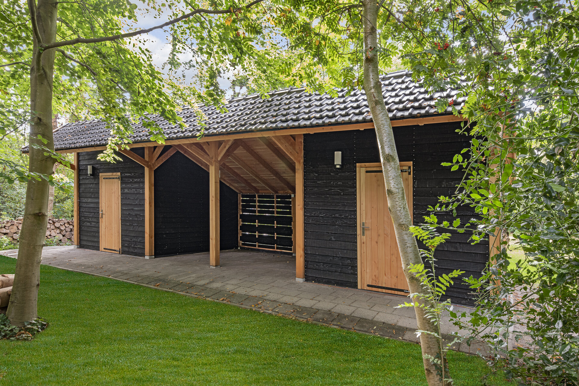 Kapschuur Bergen L, type 12 - 880 x 318 cm - Zwart gespoten Douglas