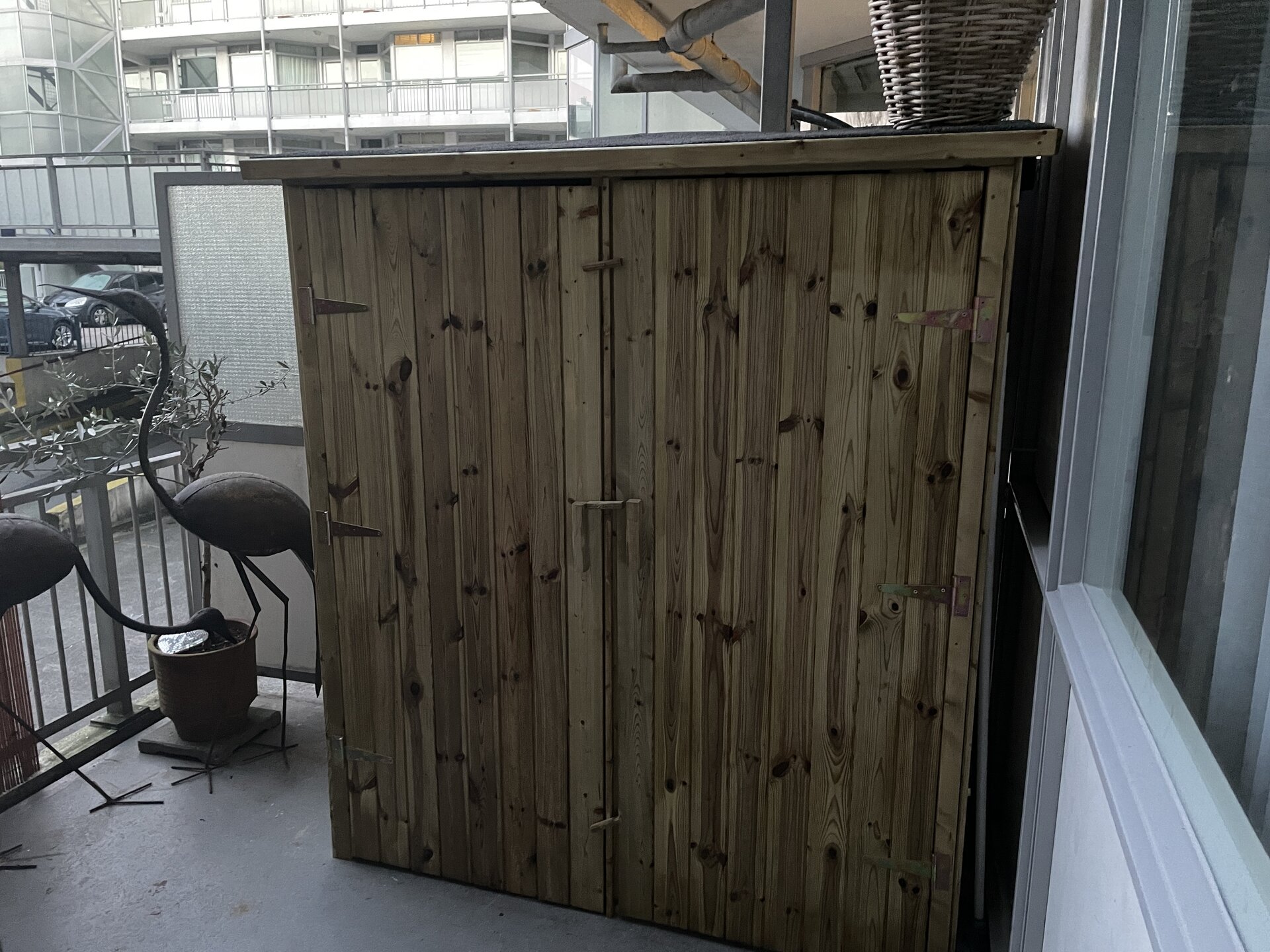 Behandeld met donkere beits