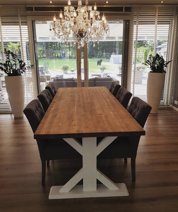 Landelijke kloostertafel met wit onderstel