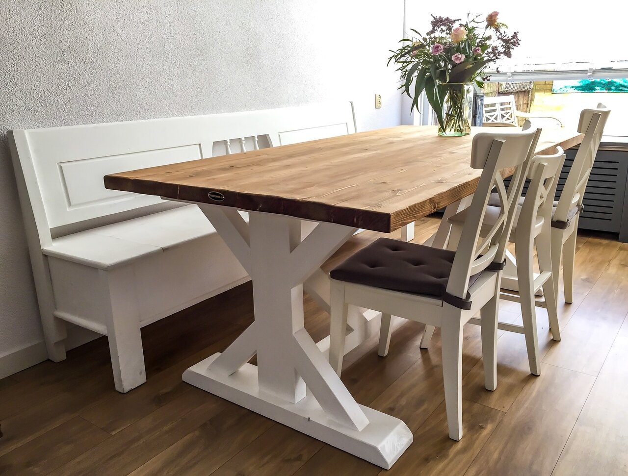 Landelijke kloostertafel met wit onderstel