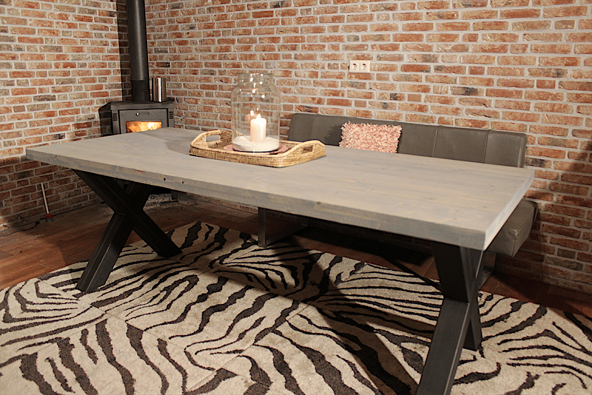 Industri&euml;le steigerhouten tafel X-poot