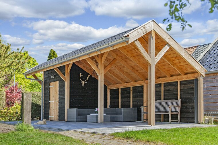 Kapschuur Boekelo Douglas 900 x 340 cm - Zwarte wanden