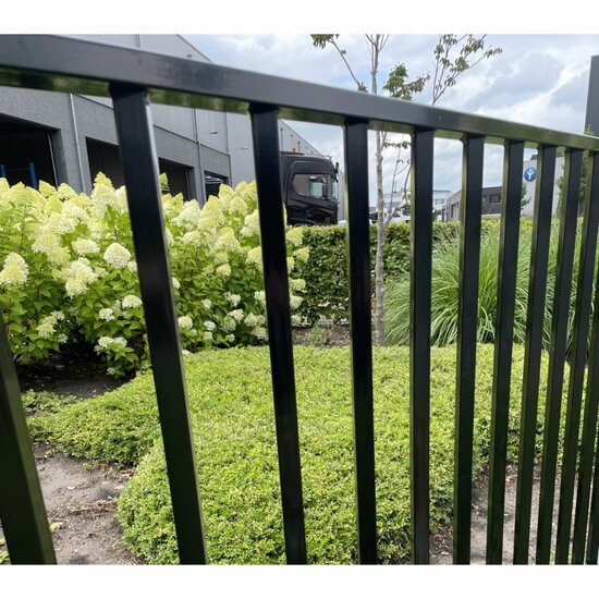 Spijlenpaneel vierkant vlak RAL9005 (zwart)