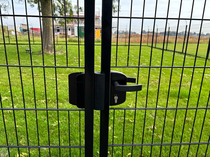 Dubbele poort 200 cm breed voor dubbelstaafmat hekwerk