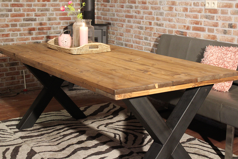 Industri&euml;le steigerhouten tafel X-poot