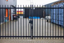 Spijlenpaneel dubbele poort rond doorgestoken RAL9005 (zwart)