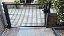 Enkele poort 100 cm breed voor dubbelstaafmat hekwerk