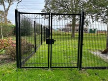 Dubbele poort 300 cm breed voor dubbelstaafmat hekwerk