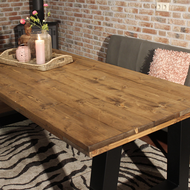 Industri&euml;le steigerhouten tafel A-poot