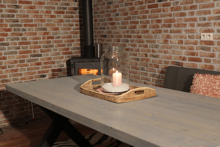 Industri&euml;le steigerhouten tafel X-poot