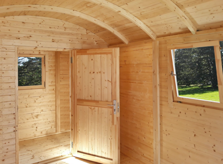 Tussenwand met deur t.b.v. pipowagen